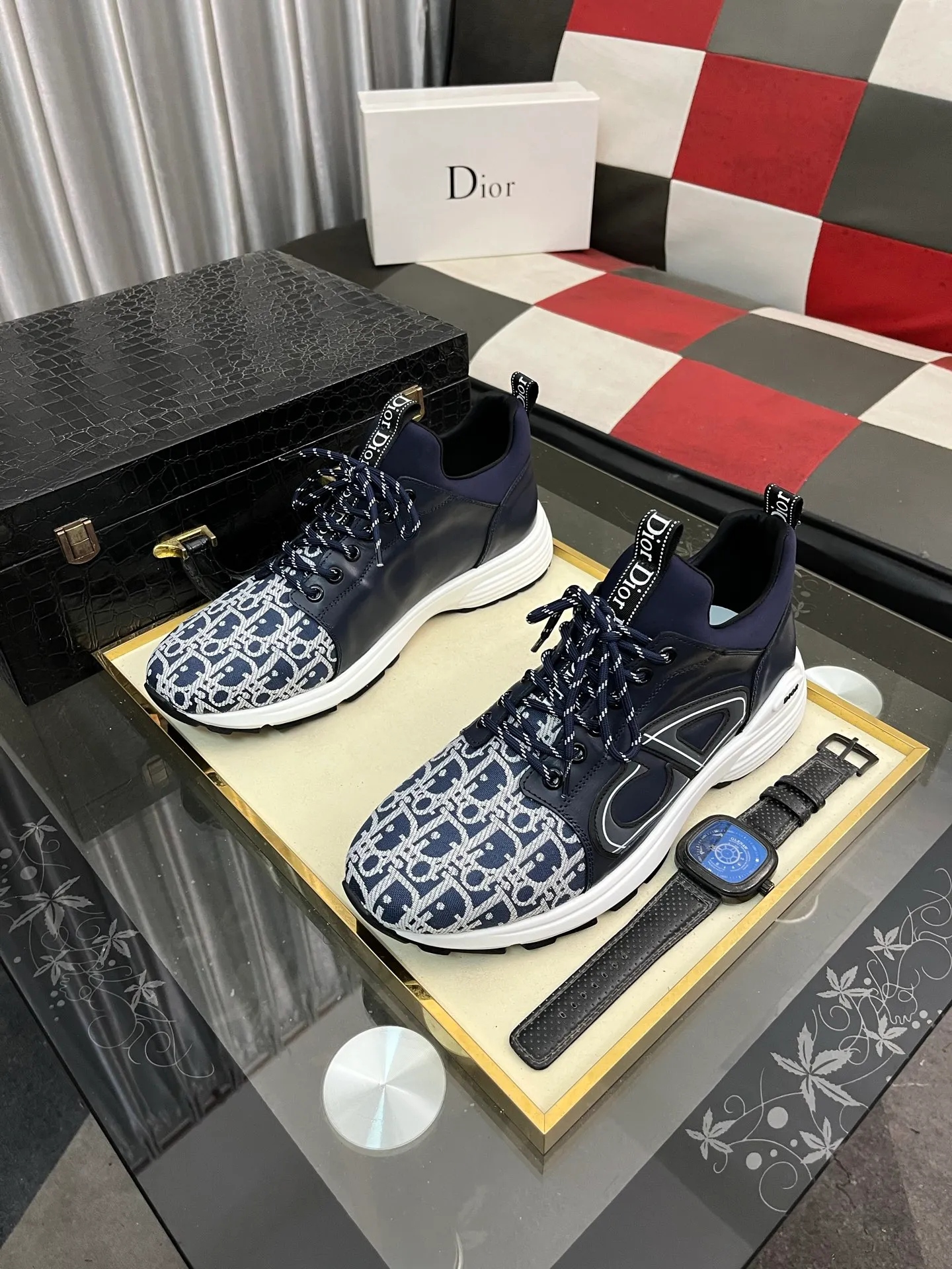 Men's clothing and shoes 💰458⌚️⌚️ Dior's casual and sporty style is combined with the elements of dad bag-soled shoes. It has successfully broken through the dad shoe style that has been on the streets in recent years and has become a beautiful landscape in luxury goods. The fabric is high mercerized with breathable mesh. The mesh on both sides of the shoe is made of three layers of composite technology. The bottom process uses package molding fabrics: imported high mercerized 🐂 cowhide stitching with original customized D-shaped mesh code number: 38-445️⃣Colors available